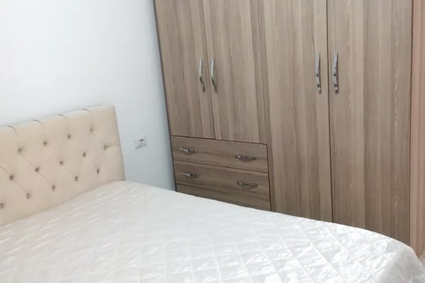 Shtepi me qera Apartament ne Tirane, 2+1, Mobilimi E mobiluar, Pagesa 35,000  Leke.