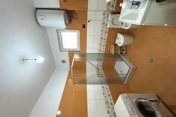 Shtepi me qera Apartament ne Tirane, 1+1, Mobilimi E mobiluar, Pagesa 60,000  Leke.