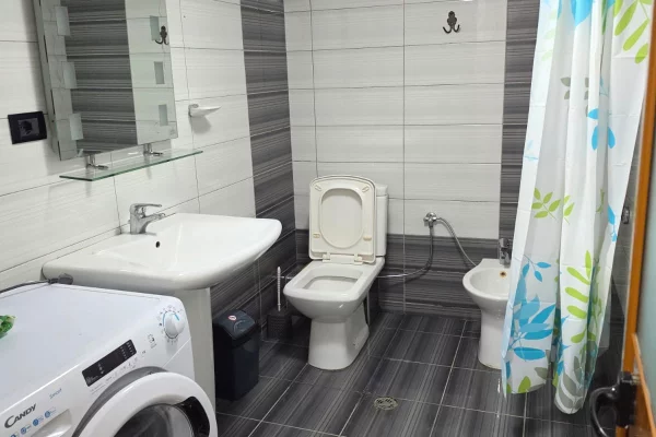 Shtepi me qera Apartament ne Tirane, 2+1, Mobilimi E mobiluar, Pagesa 58,000  Leke.
