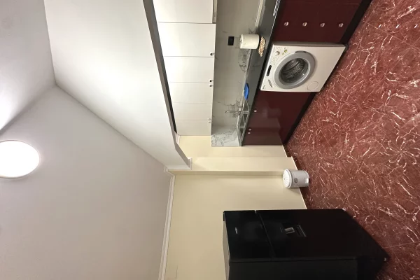 Shtepi me qera Papafingo(kati i catise) ne Tirane, 1+1, Mobilimi E mobiluar, Pagesa 68,000  Leke.