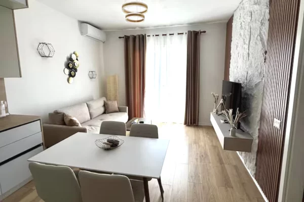 Shtepi me qera Apartament ne Tirane, 1+1, Mobilimi E mobiluar, Pagesa 40,000  Leke.