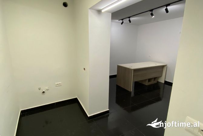 Ambiente Commerciale in Affitto 1+1 a Tirana - 45,000 Leke