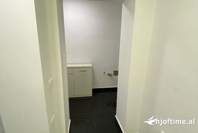 Ambiente Commerciale in Affitto 1+1 a Tirana - 45,000 Leke