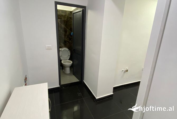 Ambiente Commerciale in Affitto 1+1 a Tirana - 45,000 Leke