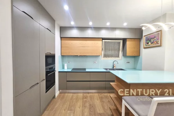 Appartamento in vendita a Tirana 2+1, Arredato