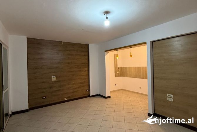 Shitet apartament 2+1 tek Rruga e Kavajes 