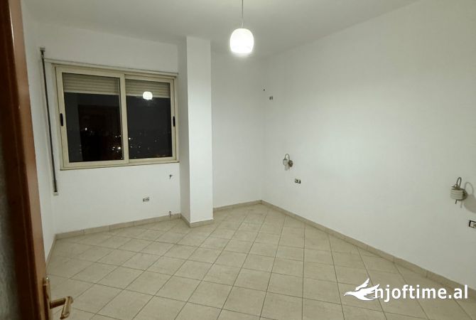 Shtepi ne shitje Apartament ne Tirane, 2+1, Mobilimi Bosh, pa mobiluar, Pagesa 175,000  Euro.