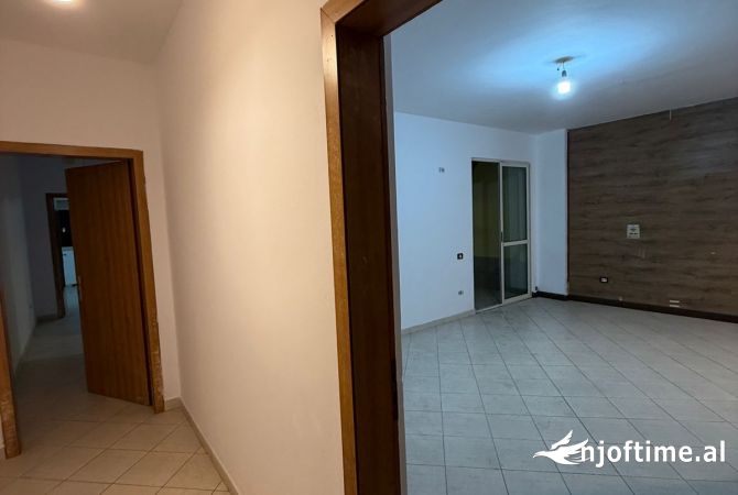Shtepi ne shitje Apartament ne Tirane, 2+1, Mobilimi Bosh, pa mobiluar, Pagesa 175,000  Euro.