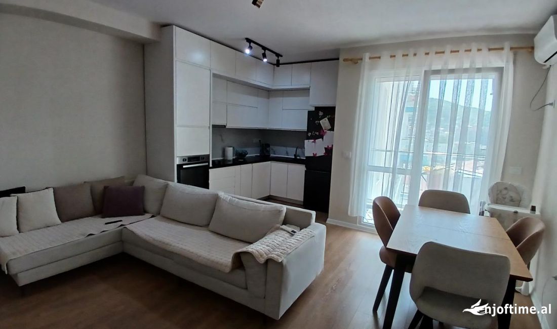 Shtepi ne shitje Apartament ne Tirane, 2+1, Mobilimi E mobiluar, Pagesa 150,000  Euro.