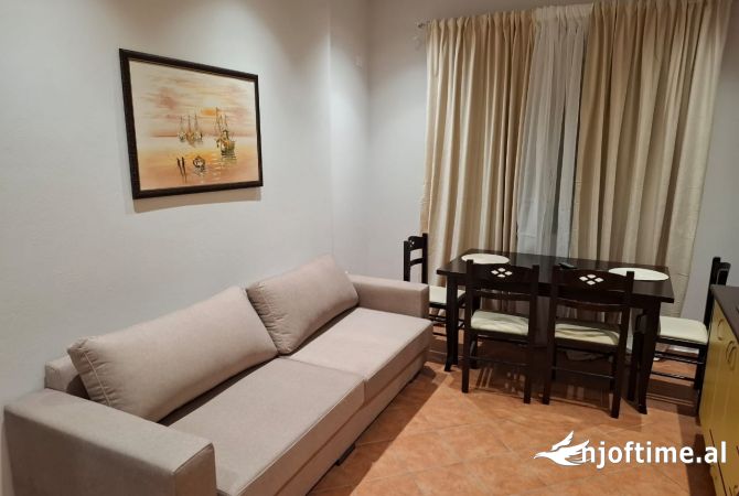 Jepet me qera apartament 1+1 tek Kinostudio 