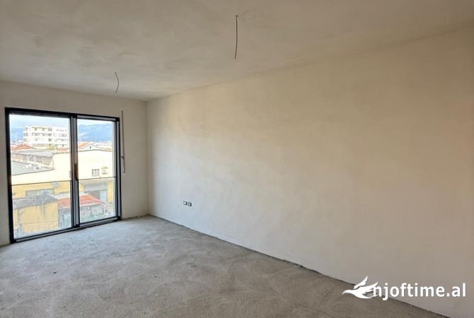 Shtepi ne shitje Apartament ne Tirane, 2+1, Mobilimi Bosh, pa mobiluar, Pagesa 172,000  Euro.