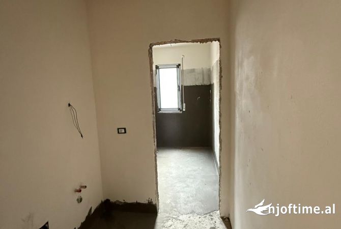 Shtepi ne shitje Apartament ne Tirane, 2+1, Mobilimi Bosh, pa mobiluar, Pagesa 172,000  Euro.