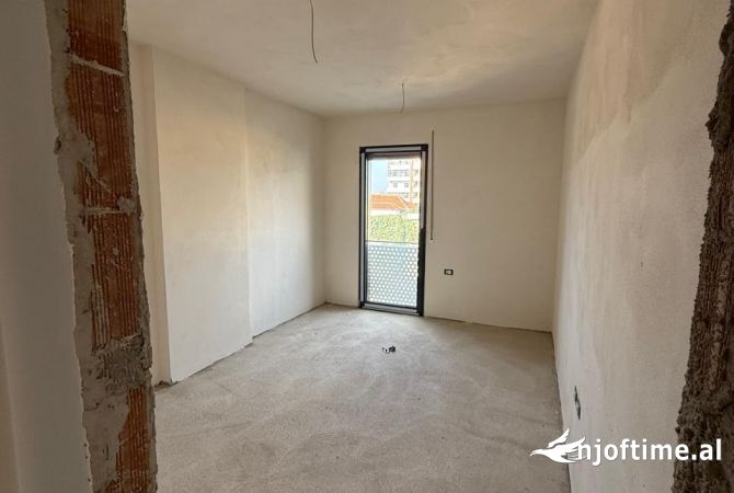 Shtepi ne shitje Apartament ne Tirane, 2+1, Mobilimi Bosh, pa mobiluar, Pagesa 172,000  Euro.