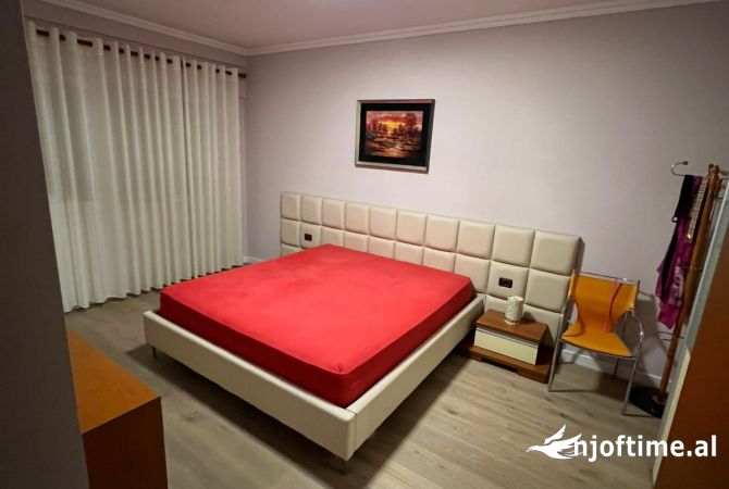 Shtepi ne shitje Apartament ne Tirane, 2+1, Mobilimi E mobiluar, Pagesa 250,000  Euro.