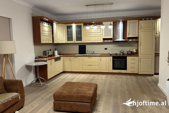 Shtepi ne shitje Apartament ne Tirane, 2+1, Mobilimi E mobiluar, Pagesa 250,000  Euro.