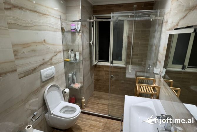 Shtepi ne shitje Apartament ne Tirane, 2+1, Mobilimi E mobiluar, Pagesa 250,000  Euro.
