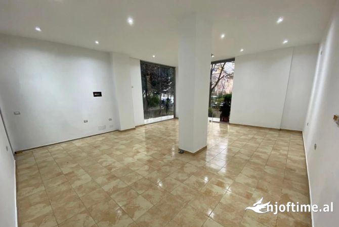 Ambiente Commerciale in Affitto 1+1 a Tirana - 35,000 Leke