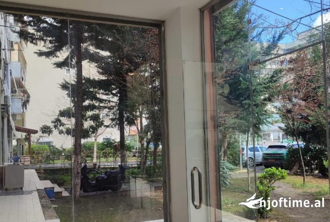 Ambiente Commerciale in Affitto 1+1 a Tirana - 35,000 Leke