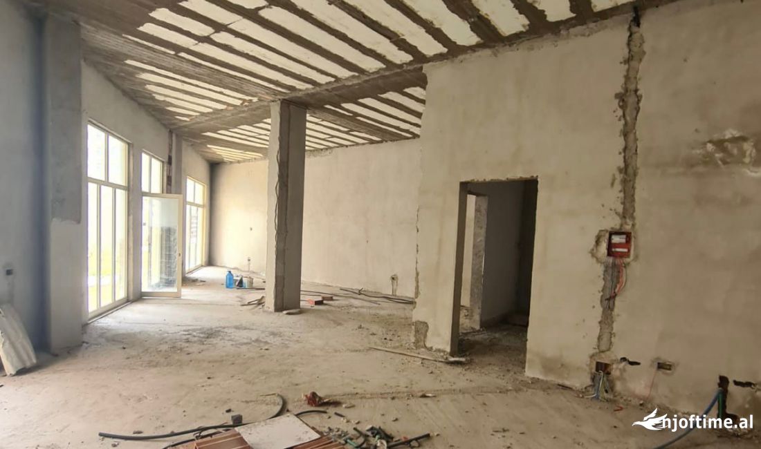 Shitet ambjent biznesi tek Liqeni i Thate