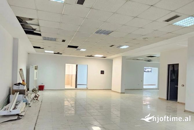 Ambiente Commerciale in Affitto 1+1 a Tirana - 3,200 Euro
