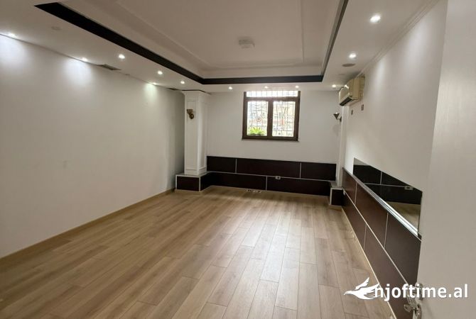 Ambiente Commerciale in Affitto 1+1 a Tirana - 1,500 Euro