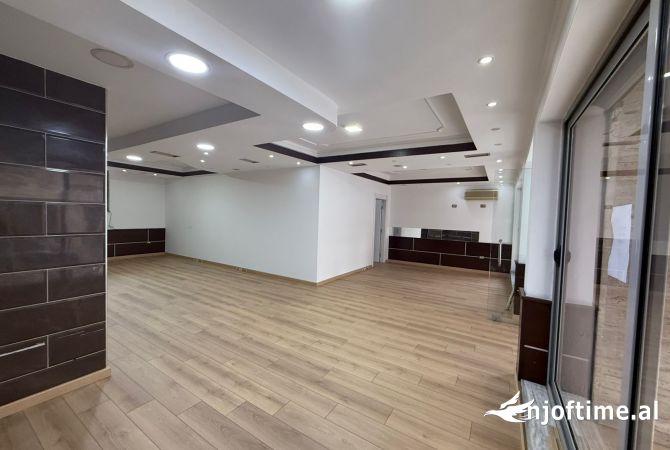 Ambiente Commerciale in Affitto 1+1 a Tirana - 1,500 Euro