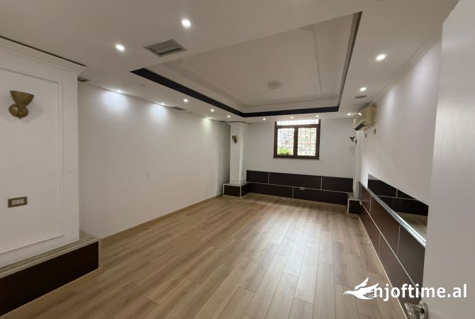 Ambiente Commerciale in Affitto 1+1 a Tirana - 1,500 Euro