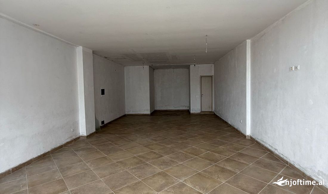 Shiten 2 dyqane ne zonen e freskut .