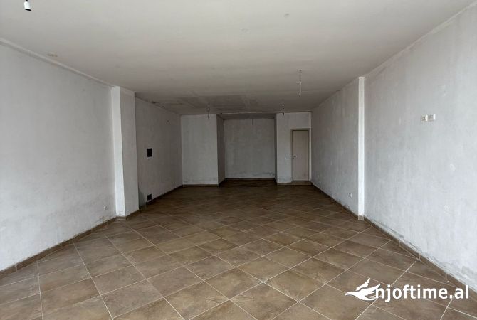 Shiten 2 dyqane ne zonen e freskut .