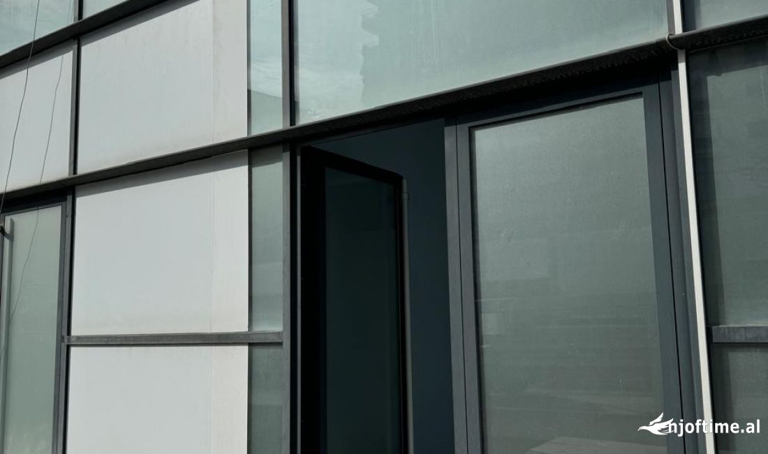 Shitet ambjent Biznesi tek Komuna Parisit 