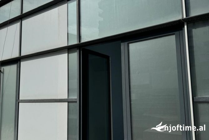 Shitet ambjent Biznesi tek Komuna Parisit 