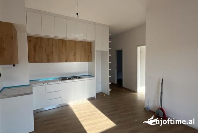 Shtepi ne shitje Apartament ne Tirane, 2+1, Mobilimi Bosh, pa mobiluar, Pagesa 110,000  Euro.