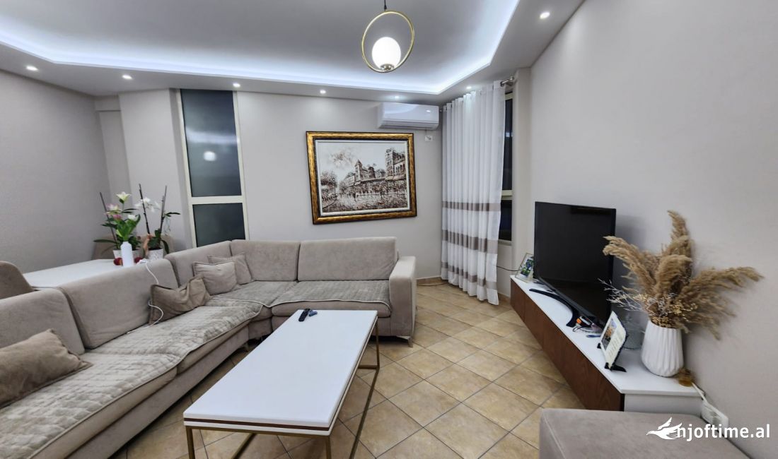 Shtepi ne shitje Apartament ne Tirane, 1+1, Mobilimi E mobiluar, Pagesa 90,000  Euro.