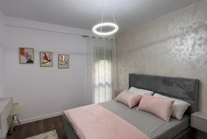 Shtepi ne shitje Apartament ne Tirane, 1+1, Mobilimi E mobiluar, Pagesa 105,000  Euro.