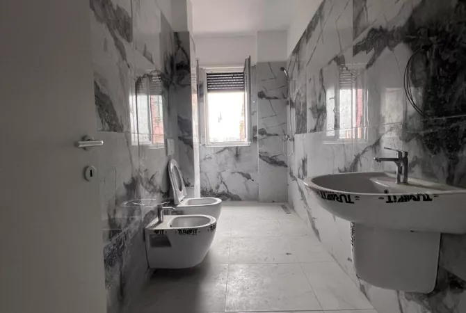 Shtepi ne shitje Apartament ne Tirane, 2+1, Mobilimi Bosh, pa mobiluar, Pagesa 100,000  Euro.