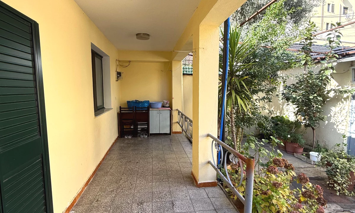 Shtepi me qera Shtepi Private ne Tirane, 1+1, Mobilimi E mobiluar, Pagesa 40,000  Leke.