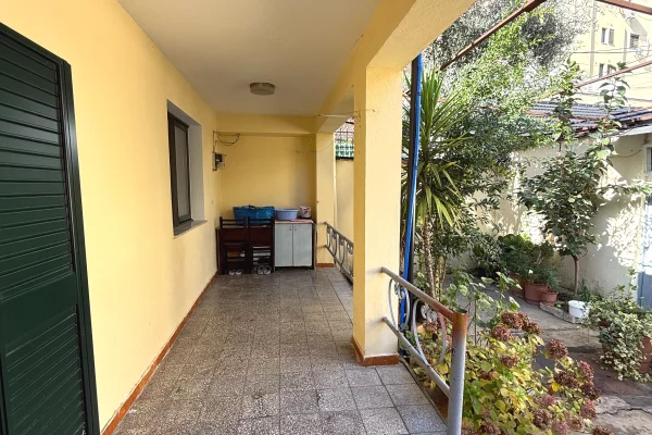 Jepet me qira një shtëpi private 1+1 tek Selvia