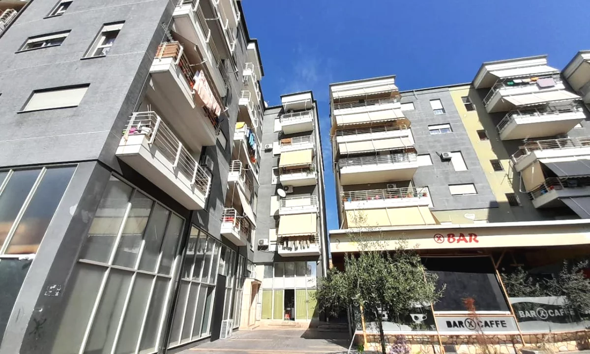 Shtepi ne shitje Apartament ne Tirane, Garsoniere, Mobilimi E mobiluar, Pagesa 92,000,000  Leke.