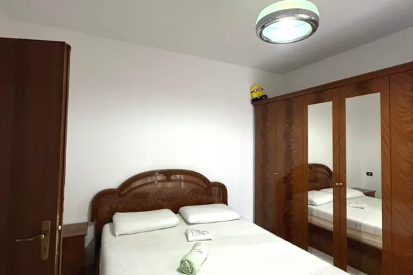 Shtepi me qera Apartament ne Tirane, 2+1, Mobilimi E mobiluar, Pagesa 50,000  Leke.