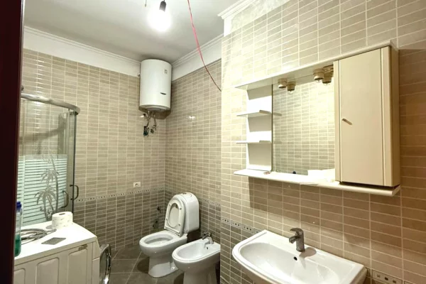 Shtepi ne shitje Apartament ne Tirane, 2+1, Mobilimi Pjeserisht e mobiluar, Pagesa 100,000  Euro.