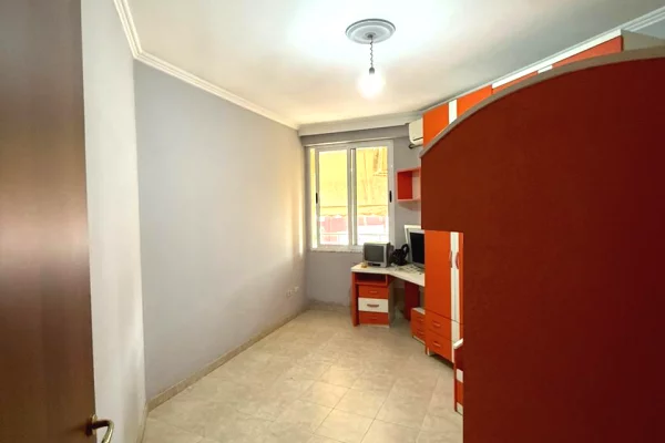 Shtepi ne shitje Apartament ne Tirane, 2+1, Mobilimi Pjeserisht e mobiluar, Pagesa 100,000  Euro.