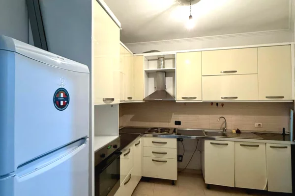 Shtepi ne shitje Apartament ne Tirane, 2+1, Mobilimi Pjeserisht e mobiluar, Pagesa 100,000  Euro.