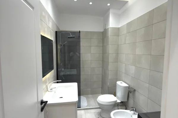 Shtepi ne shitje Apartament ne Tirane, 2+1, Mobilimi E mobiluar, Pagesa 21,500,000  Leke.