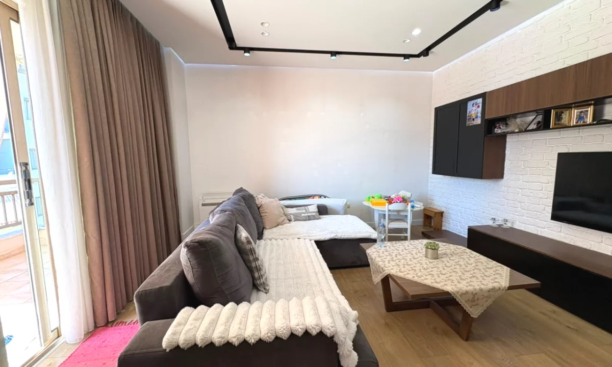 Shtepi ne shitje Apartament ne Tirane, 2+1, Mobilimi E mobiluar, Pagesa 16,900,000  Leke.