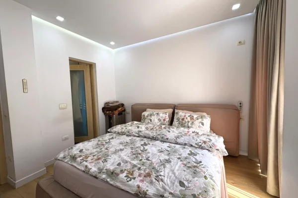 Shtepi ne shitje Apartament ne Tirane, 2+1, Mobilimi E mobiluar, Pagesa 16,900,000  Leke.