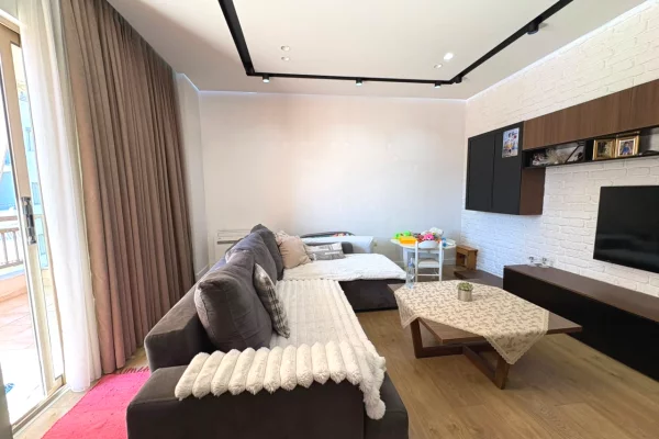 Shitet Apartament 2+1 me Verandë ne Yzberisht