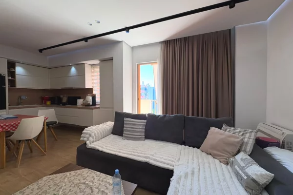 Shtepi ne shitje Apartament ne Tirane, 2+1, Mobilimi E mobiluar, Pagesa 16,900,000  Leke.