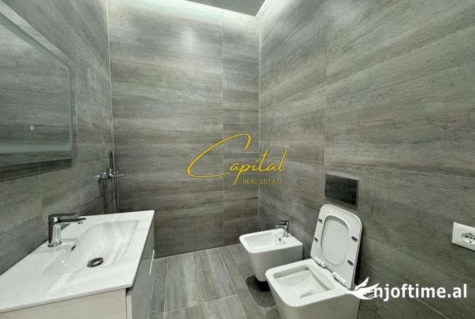 Ambiente Commerciale in Vendita 1+1 a Tirana - 230,000 Euro