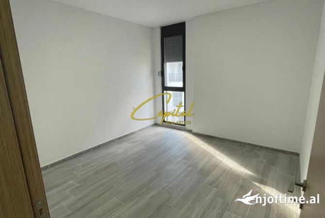 Ambiente Commerciale in Affitto 3+1 a Tirana - 450 Euro
