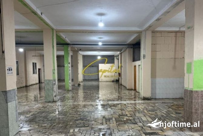 Ambiente Commerciale in Affitto 4+1 a Tirana - 2,500 Euro